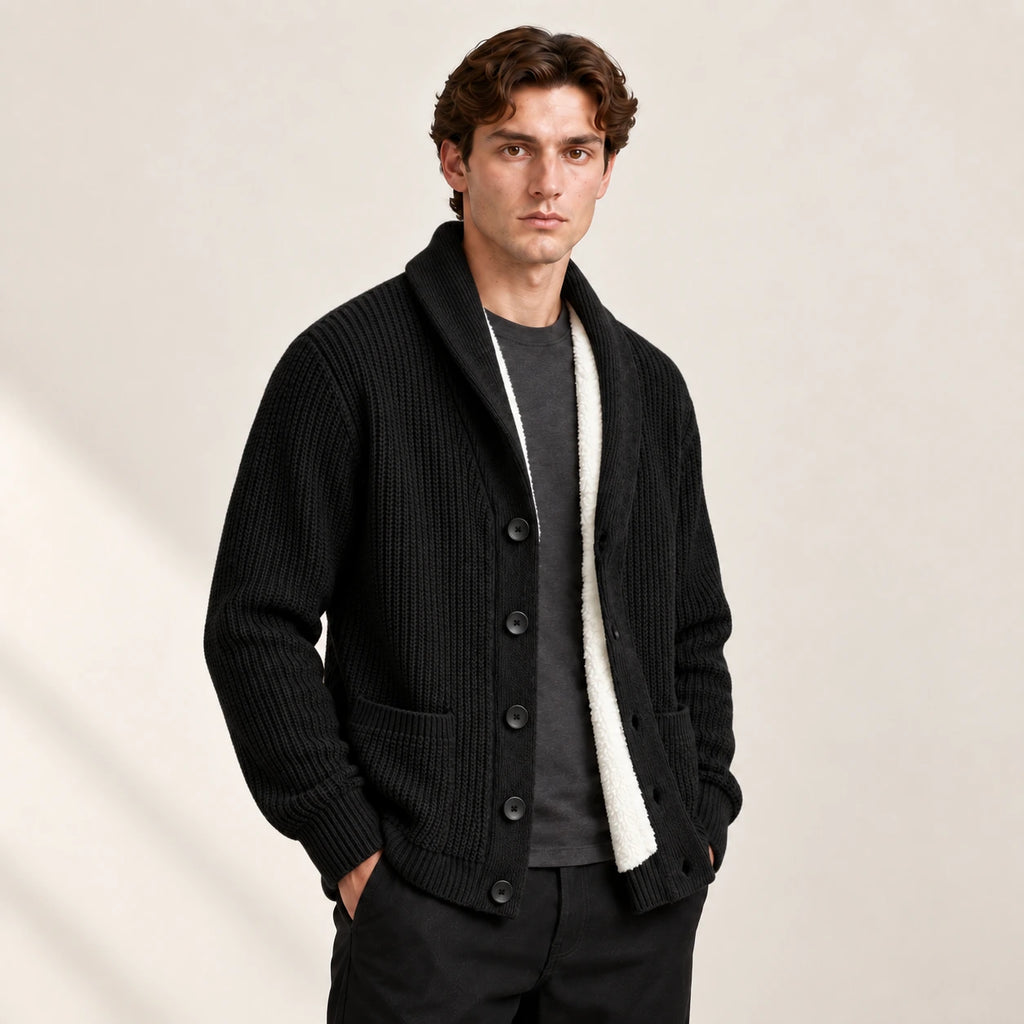 Cardigan doublé polaire noir à col châle, vu de trois-quarts avant dans le studio IVAREE.