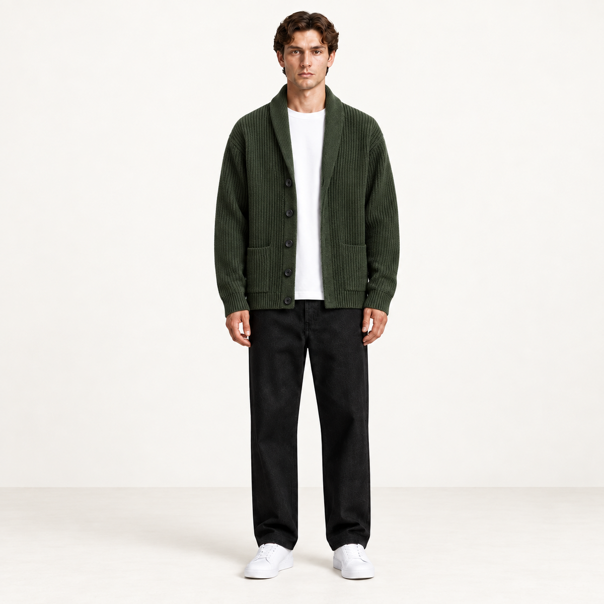 Cardigan doublé polaire vert foncé à col châle, porté de face dans le studio IVAREE.