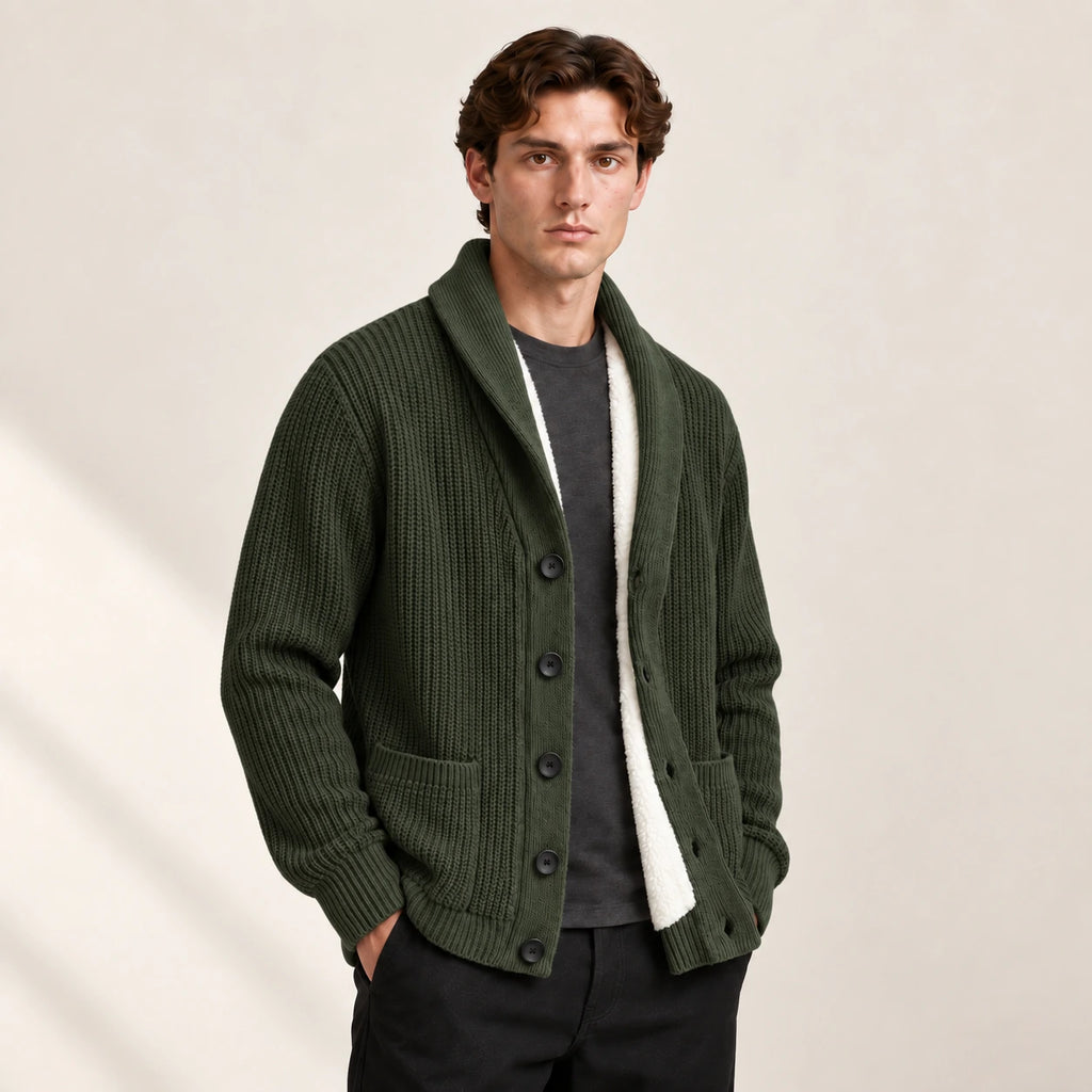 Cardigan doublé polaire vert foncé à col châle, vu de trois-quarts avant dans le studio IVAREE.