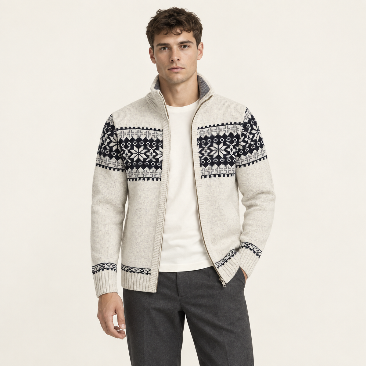 Cardigan zippé à motif jacquard beige porté par un mannequin IVAREE, vue de face