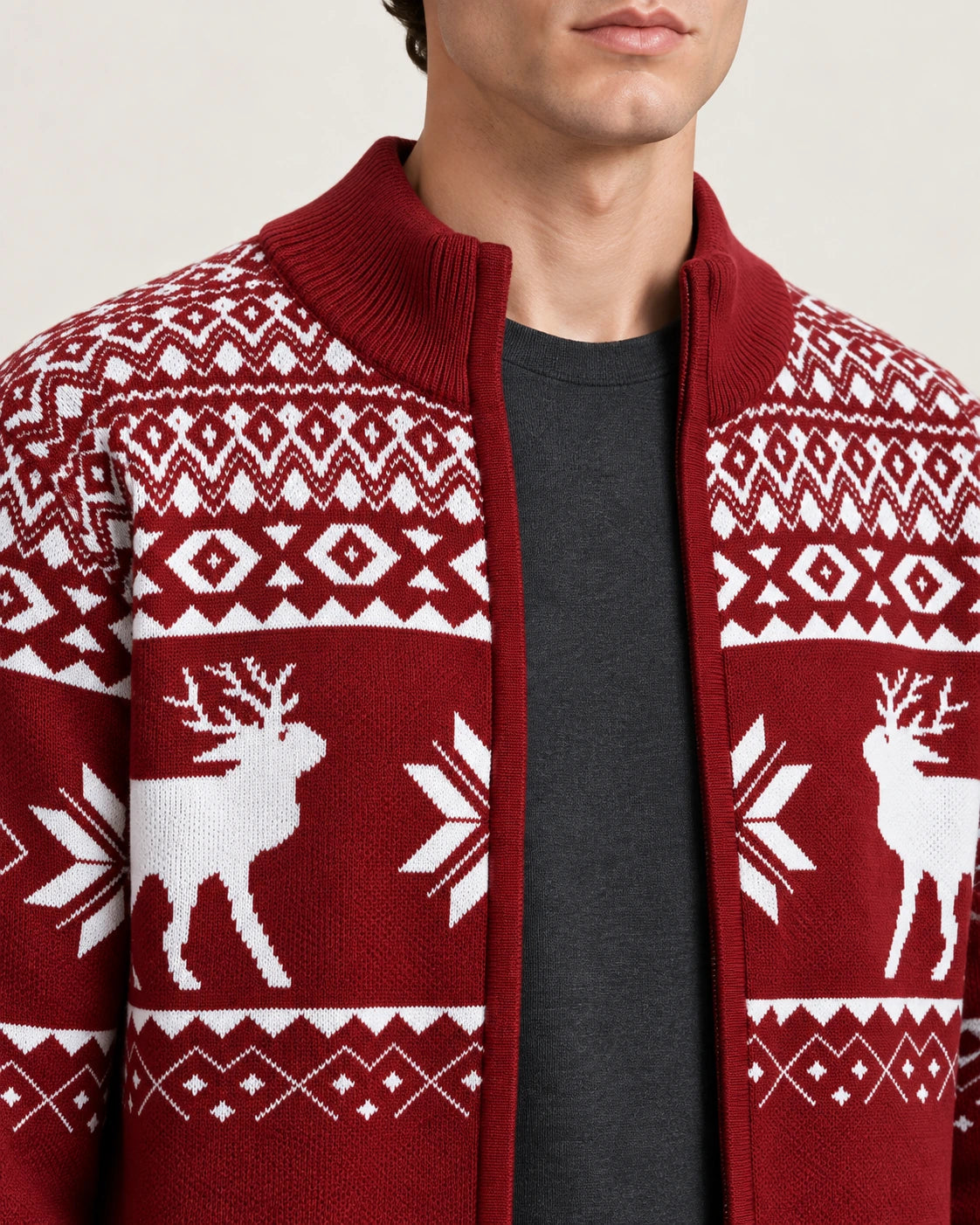 Vue rapprochée du col montant et des motifs jacquard blancs du cardigan rouge.