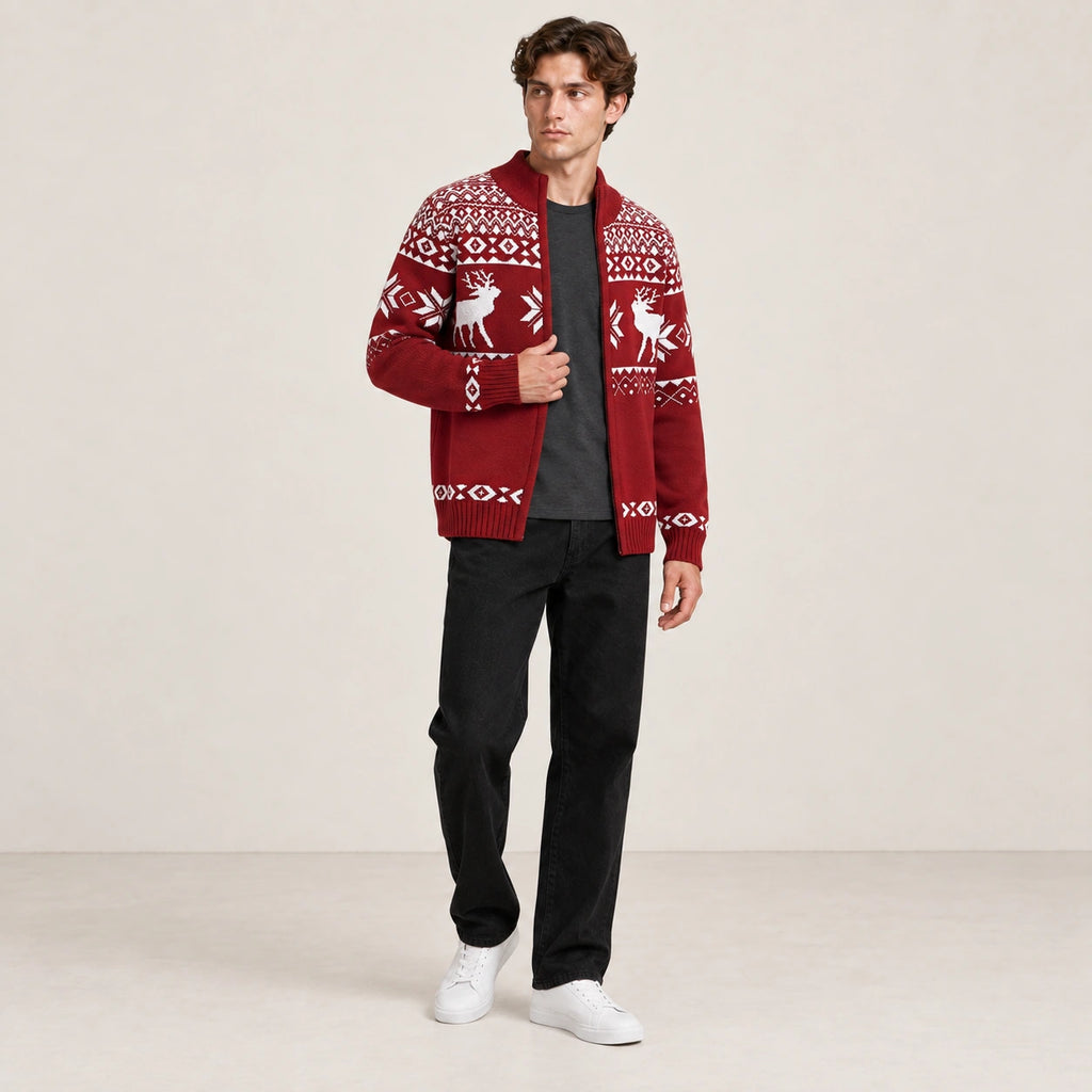 Cardigan rouge ouvert en maille jacquard à motifs blancs, porté dans une pose naturelle au studio IVAREE.