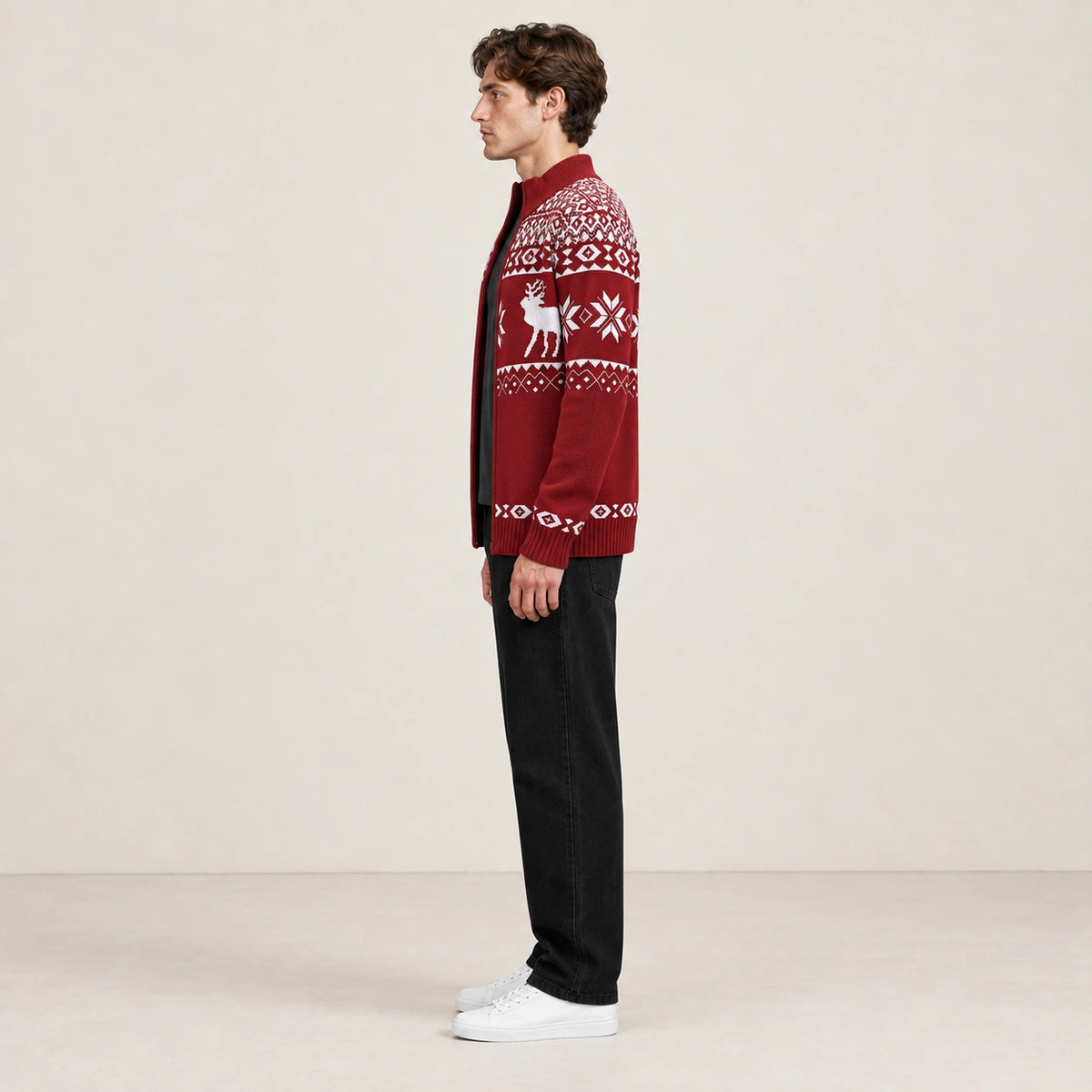 Cardigan rouge ouvert en maille jacquard à motifs blancs, porté de profil dans le studio IVAREE.