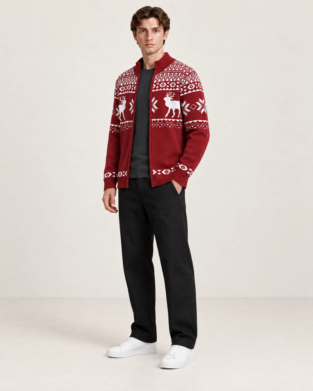 Cardigan rouge ouvert en maille jacquard à motifs de rennes, vu de trois-quarts avant dans le studio IVAREE.