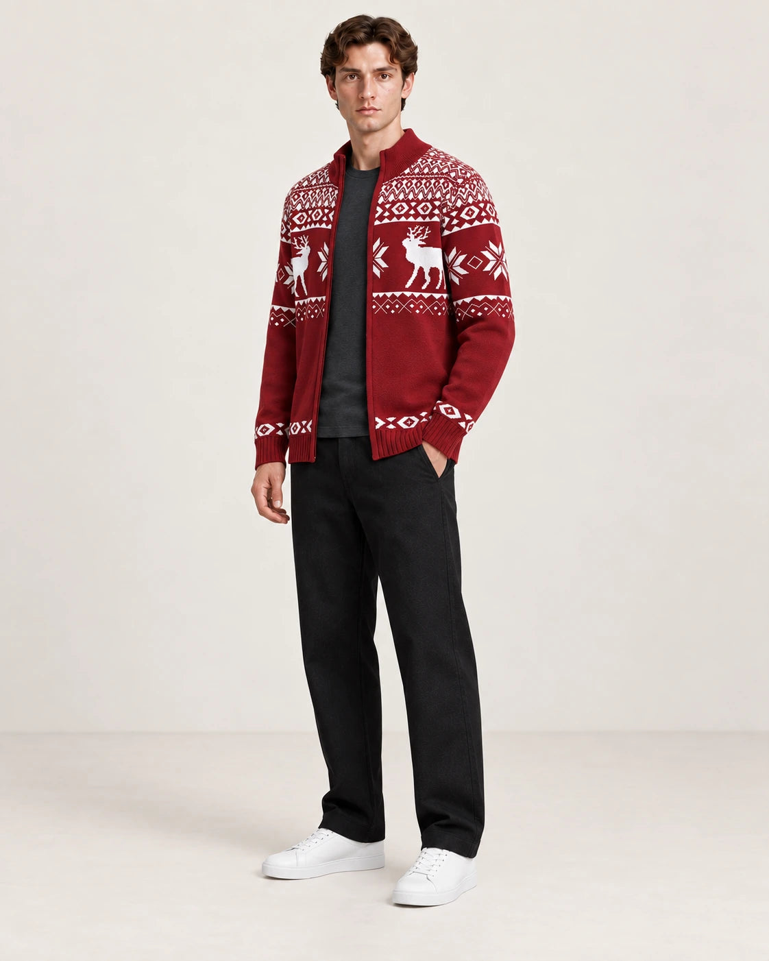 Cardigan rouge ouvert en maille jacquard à motifs de rennes, vu de trois-quarts avant dans le studio IVAREE.