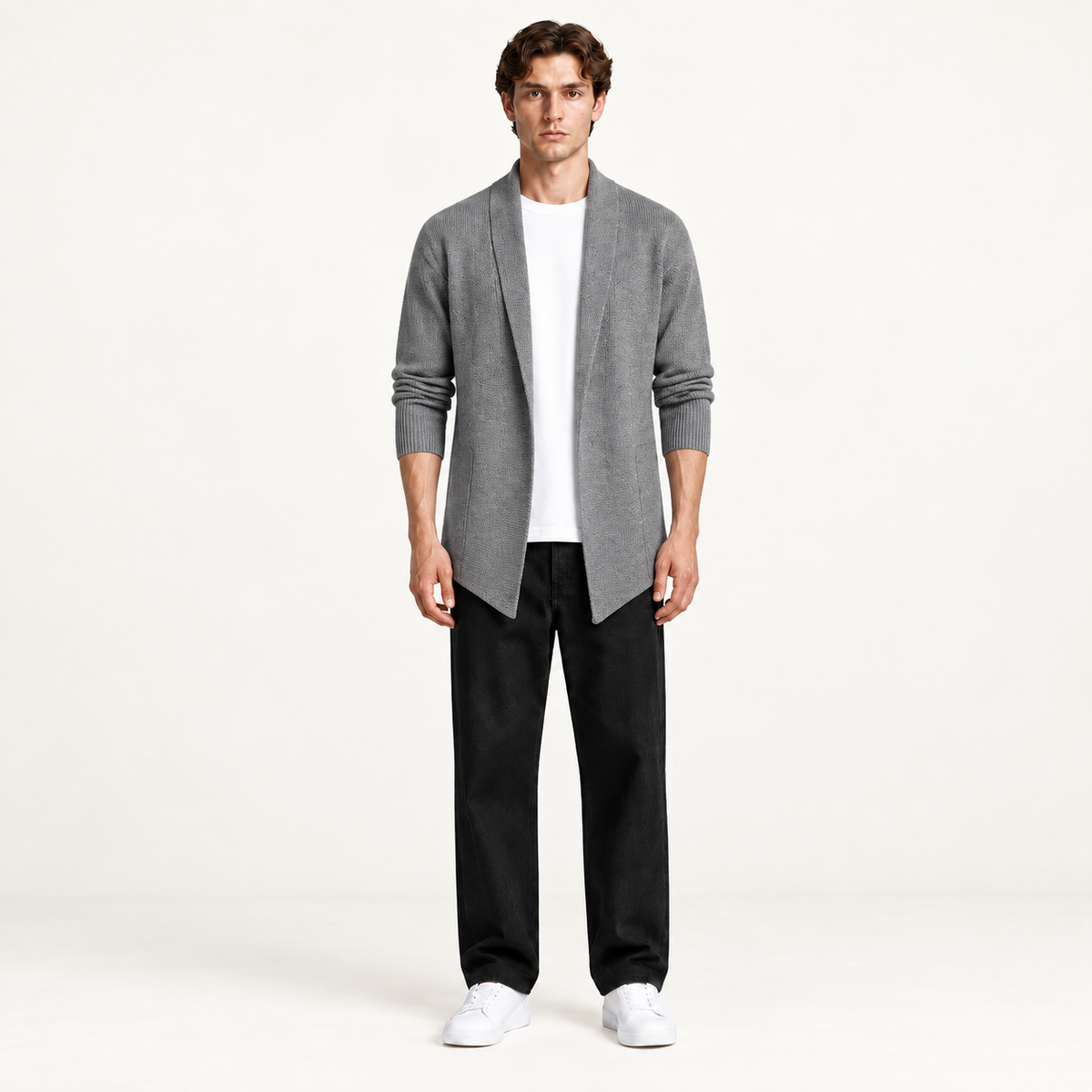 Cardigan long gris ouvert en maille côtelée, porté de face dans le studio IVAREE.