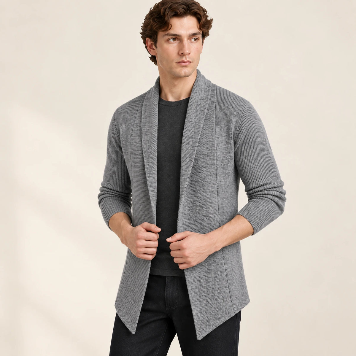 Cardigan long gris ouvert en maille côtelée, vu de trois-quarts avant dans le studio IVAREE.
