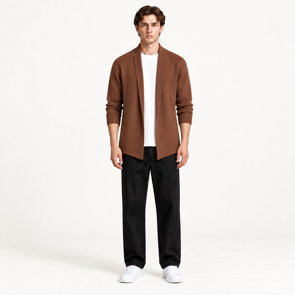 Cardigan long marron ouvert en maille côtelée, porté de face dans le studio IVAREE.