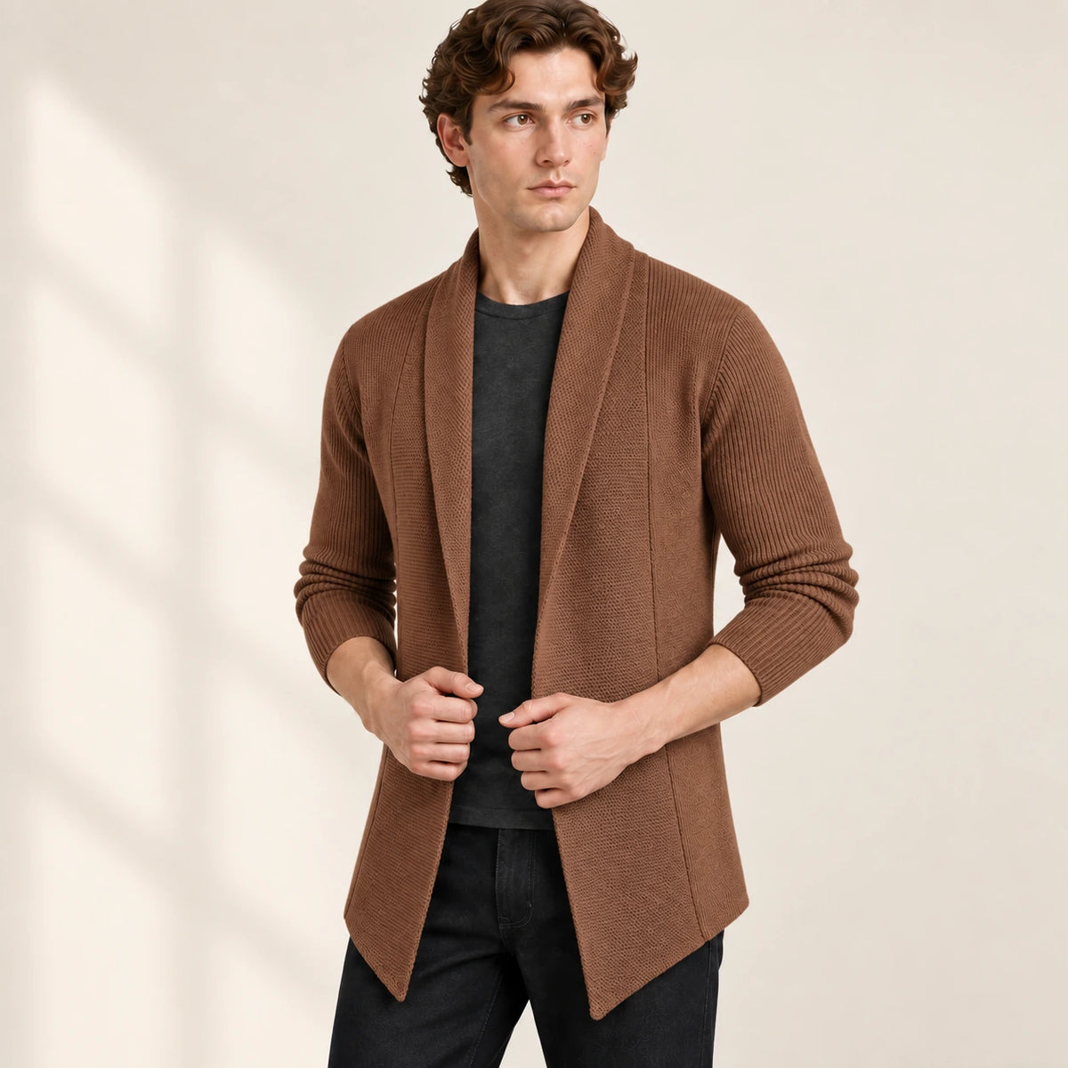 Cardigan long marron ouvert en maille côtelée, vu de trois-quarts avant dans le studio IVAREE.
