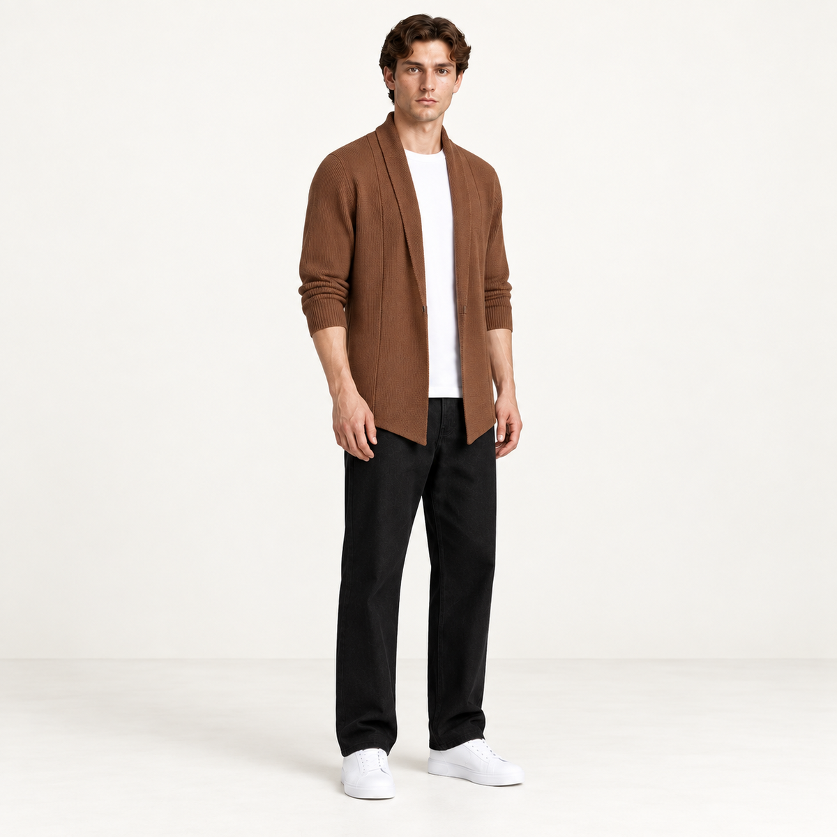 Cardigan long marron ouvert en maille côtelée, porté de trois-quarts dans le studio IVAREE.
