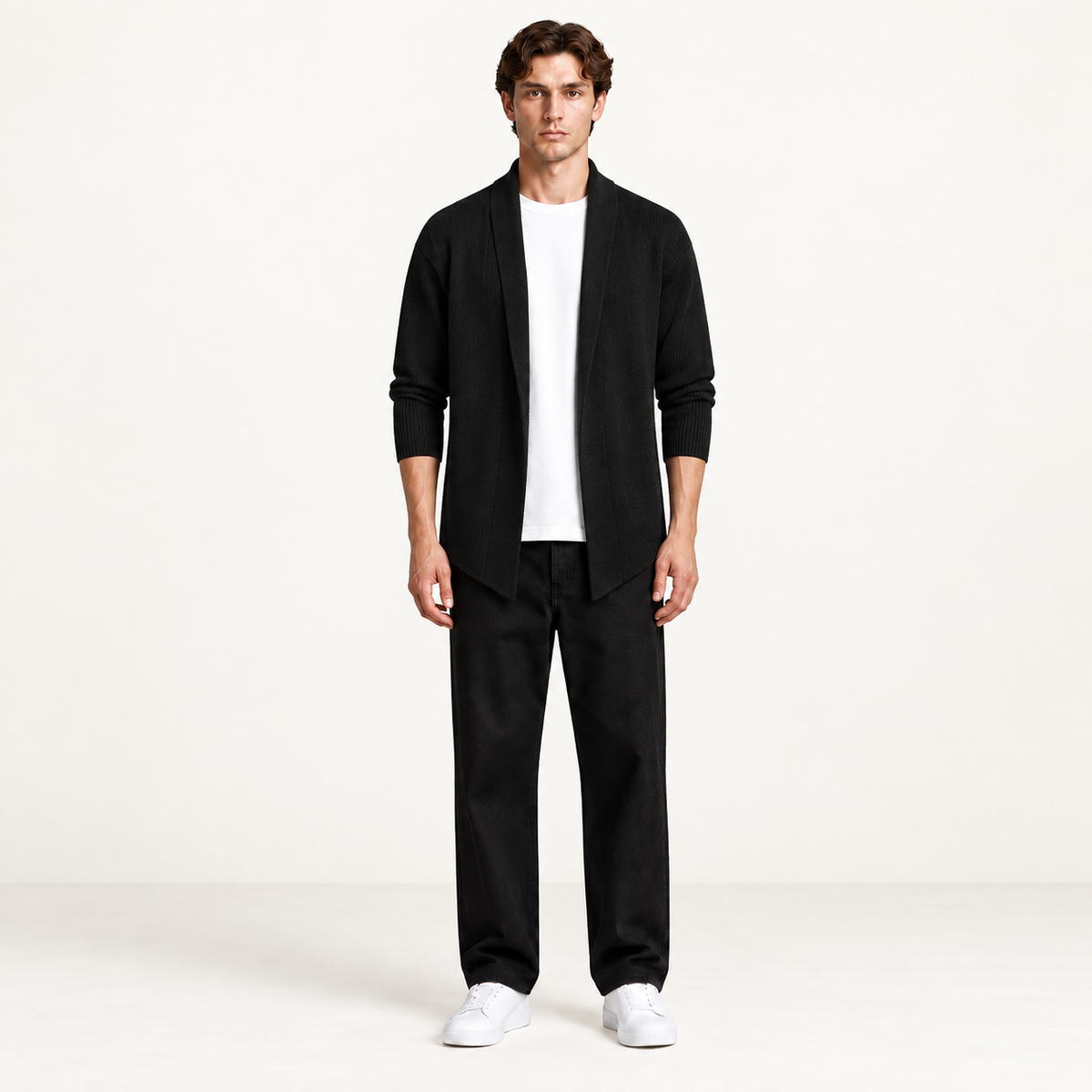 Cardigan long noir ouvert en maille côtelée, porté de face dans le studio IVAREE.