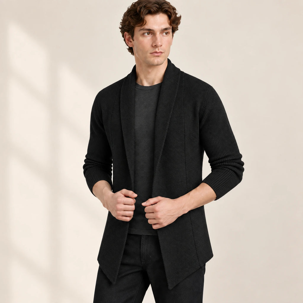 Cardigan long noir ouvert en maille côtelée, vu de trois-quarts avant dans le studio IVAREE.