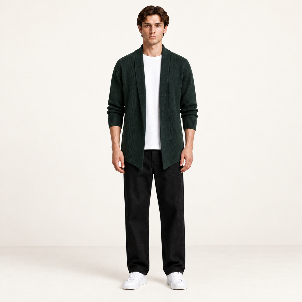 Cardigan long vert foncé ouvert en maille côtelée, porté de face dans le studio IVAREE.