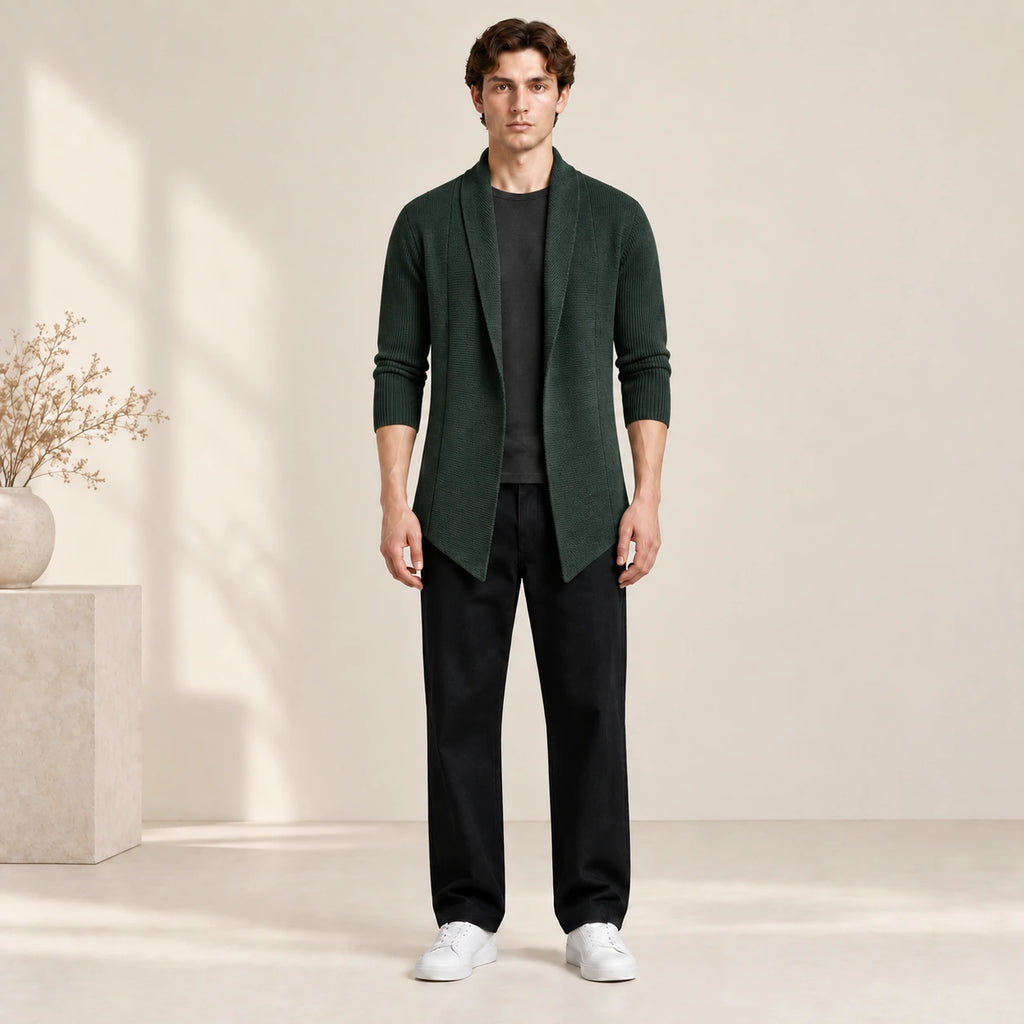 Cardigan long vert foncé ouvert en maille côtelée, porté de face dans le studio IVAREE.