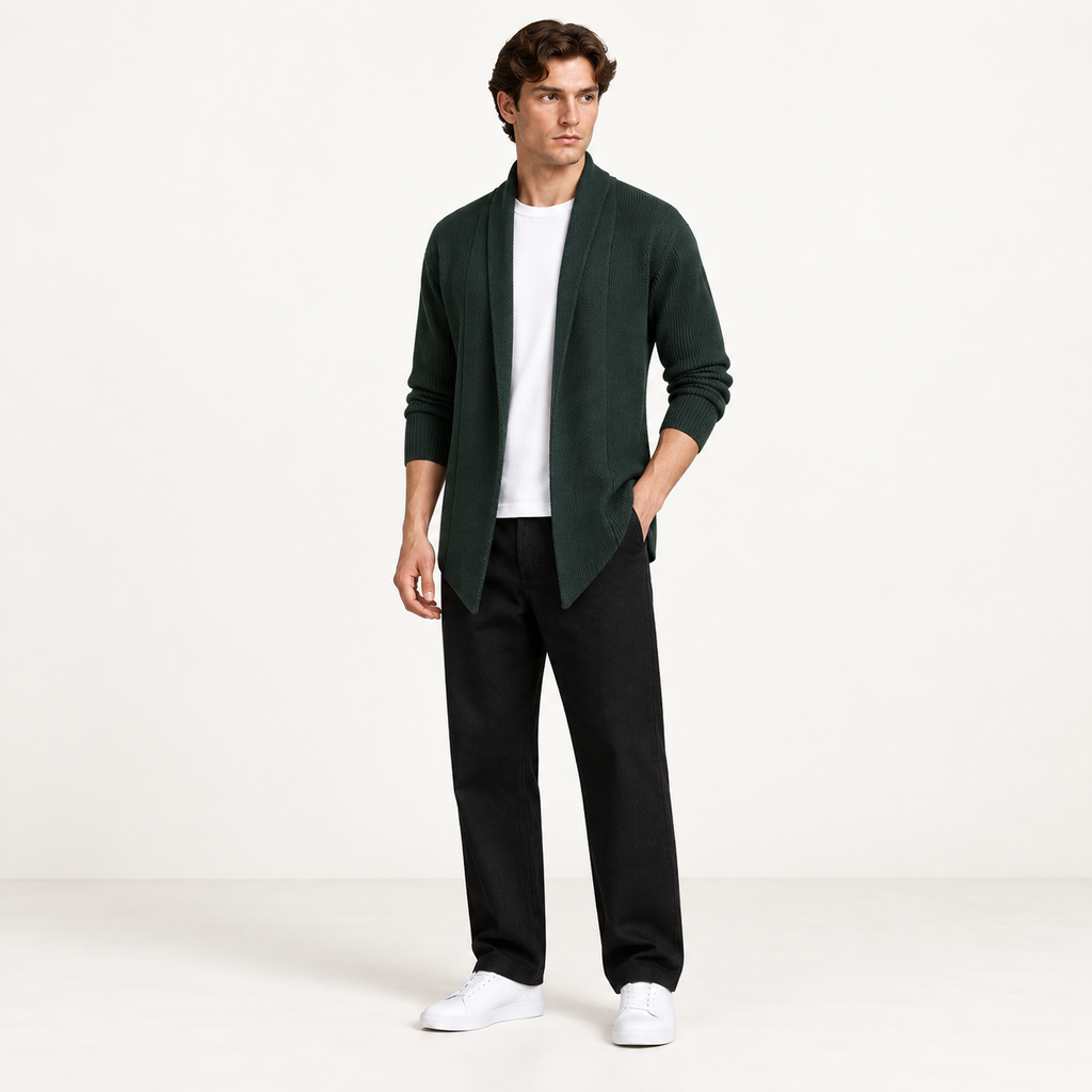 Cardigan long vert foncé ouvert en maille côtelée, porté de trois-quarts dans le studio IVAREE.