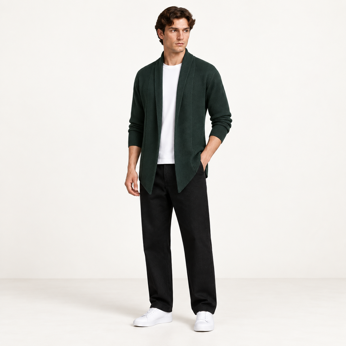 Cardigan long vert foncé ouvert en maille côtelée, porté de trois-quarts dans le studio IVAREE.