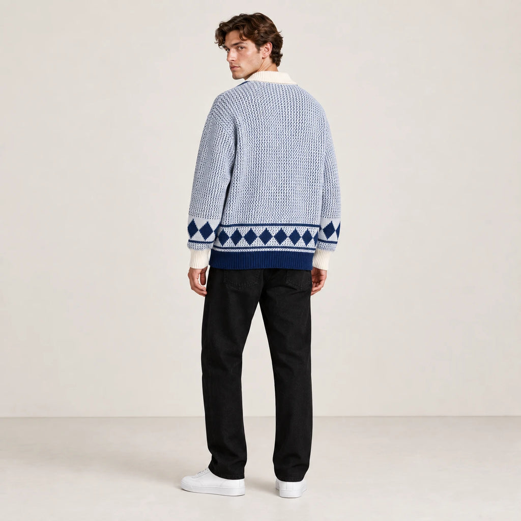Dos du cardigan bleu clair et écru en maille ajourée, avec bande de losanges et bord-côte marine, dans le studio IVAREE.