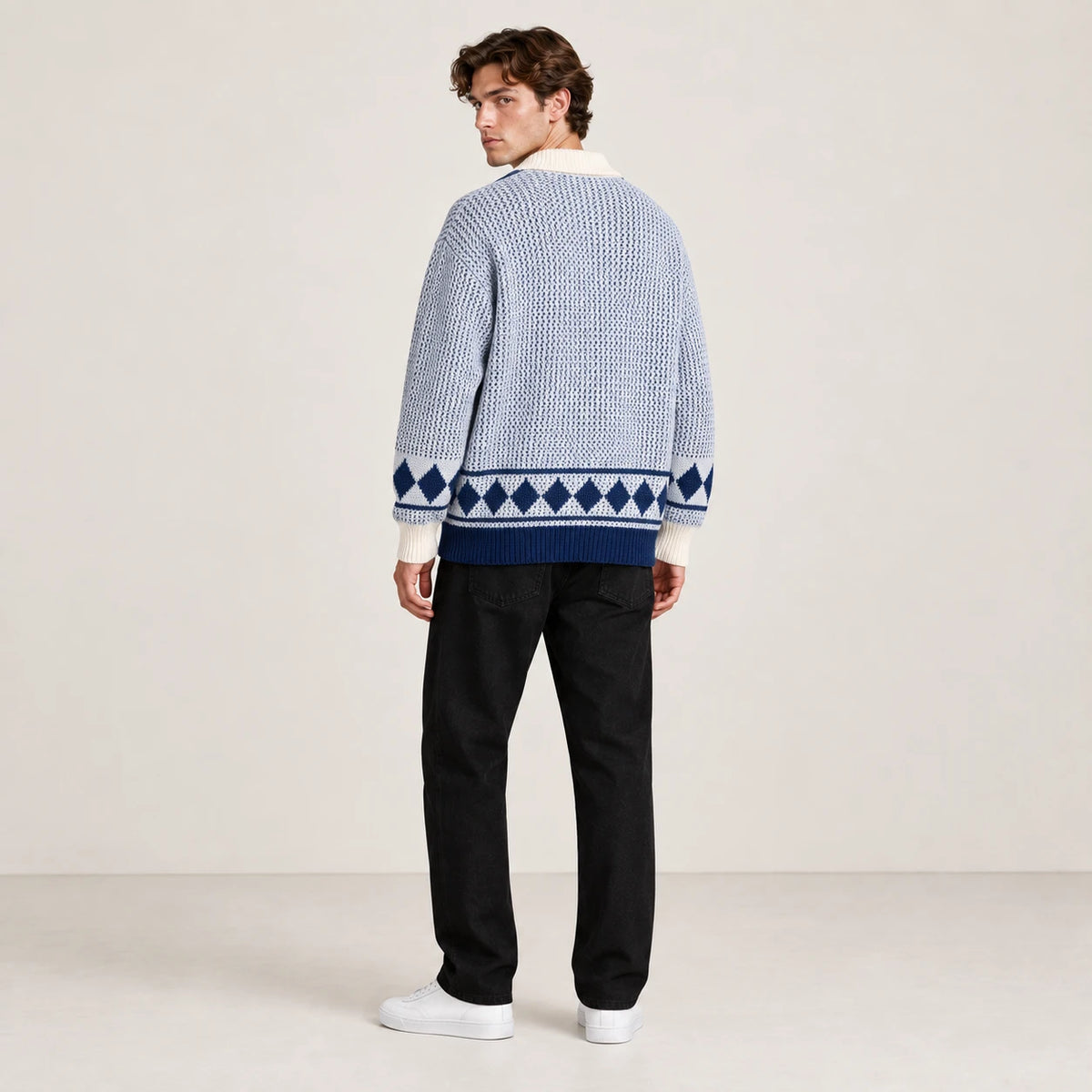 Dos du cardigan bleu clair et écru en maille ajourée, avec bande de losanges et bord-côte marine, dans le studio IVAREE.