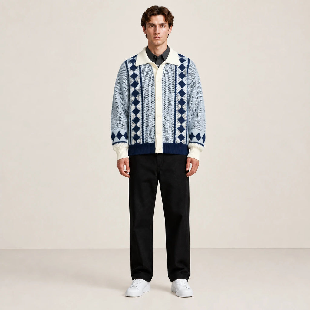 Cardigan bleu clair et écru en maille ajourée à losanges bleu marine, vue de face dans le studio IVAREE.