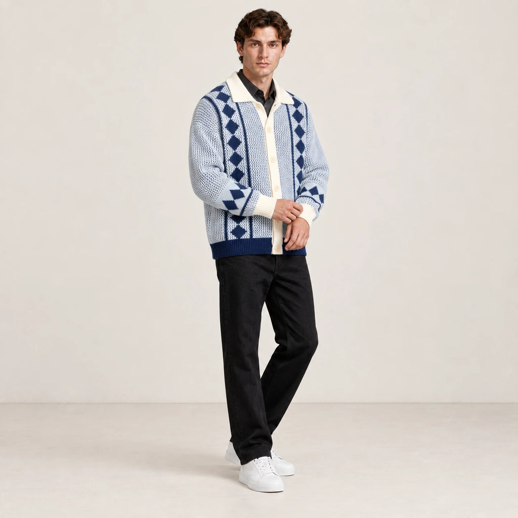 Cardigan bleu clair et écru en maille ajourée à losanges, porté en ajustant le poignet dans le studio IVAREE.