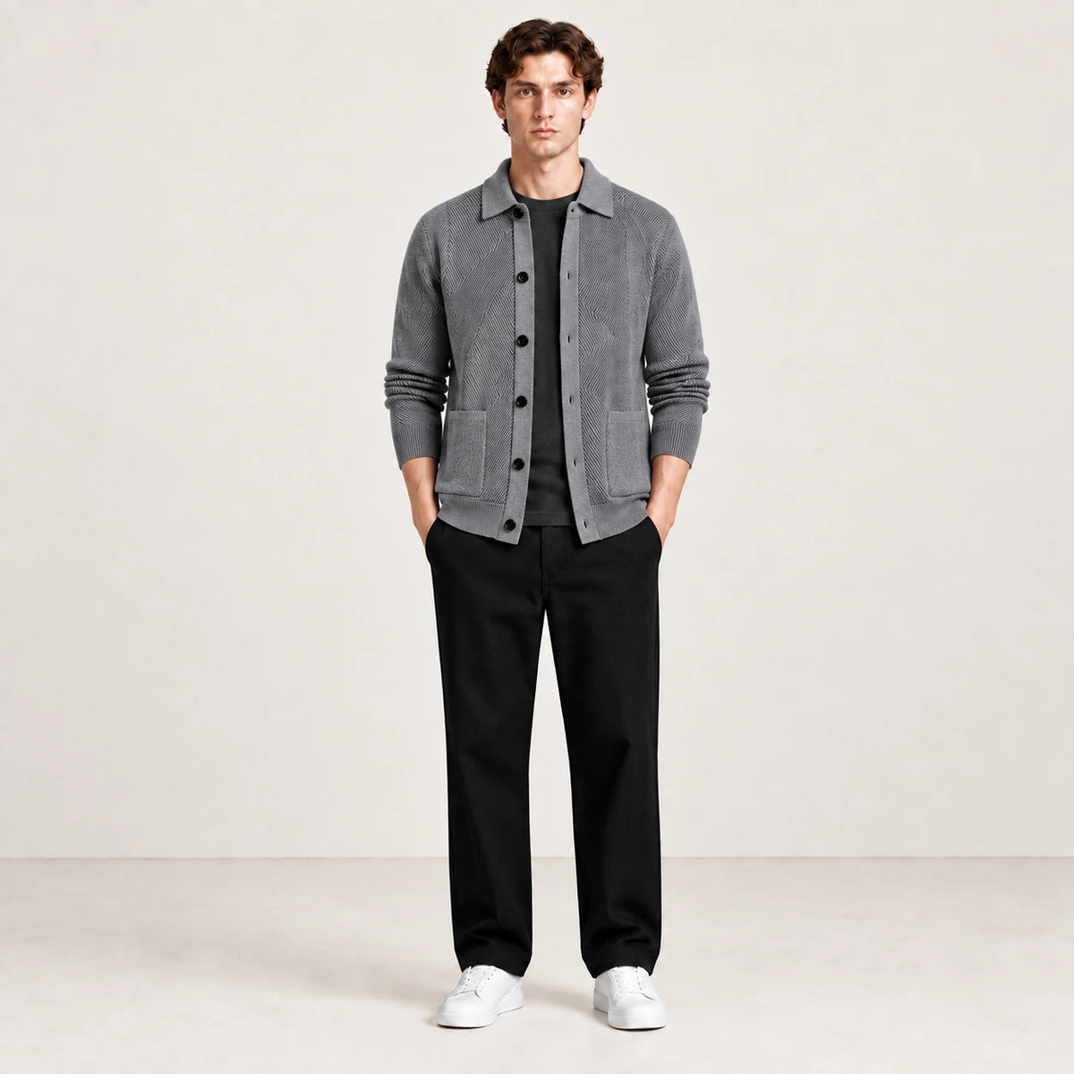 Cardigan gris en maille douce à manches longues, porté de face dans le studio IVAREE.