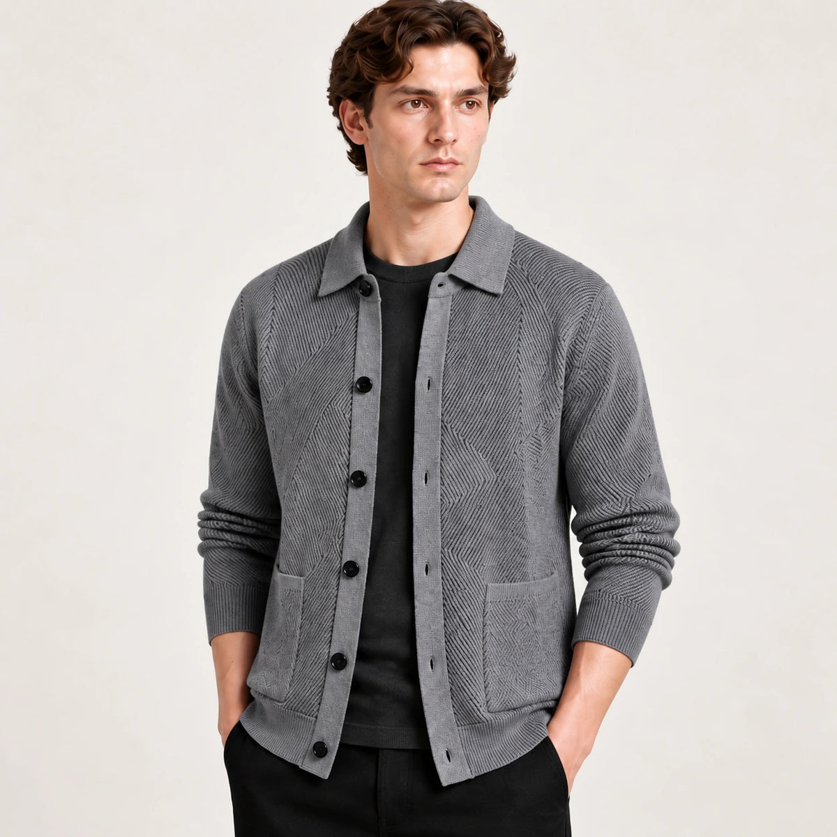 Cardigan gris en maille douce à manches longues, vu de trois-quarts avant dans le studio IVAREE.