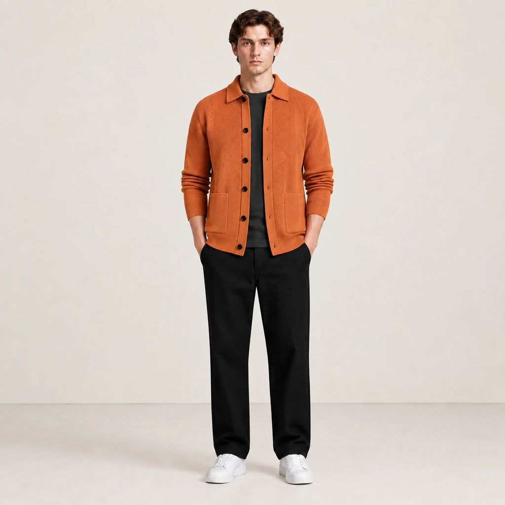 Cardigan orange en maille douce à manches longues, porté de face dans le studio IVAREE.