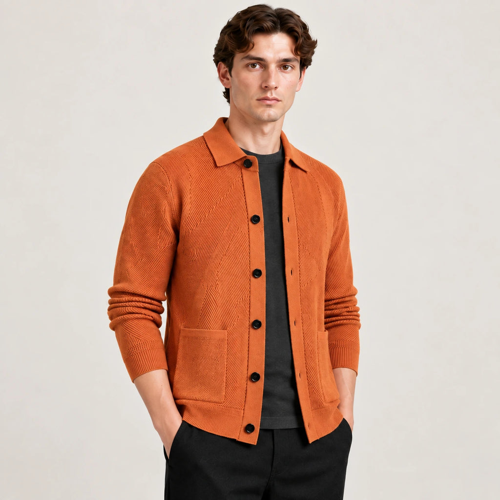 Cardigan orange en maille douce à manches longues, vu de trois-quarts avant dans le studio IVAREE.