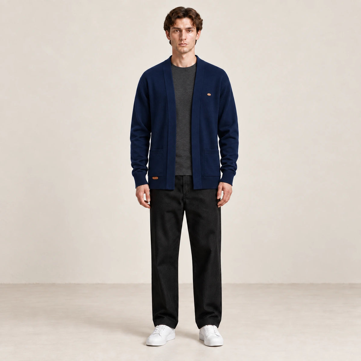 Cardigan ouvert bleu marine à col V en maille douce, porté de face dans le studio IVAREE.