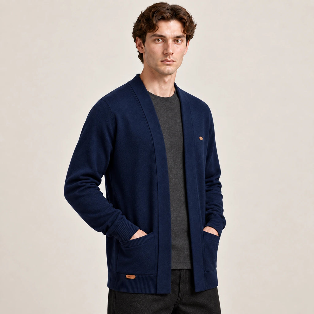 Cardigan ouvert bleu marine à col V en maille douce, vu de trois-quarts avant dans le studio IVAREE.