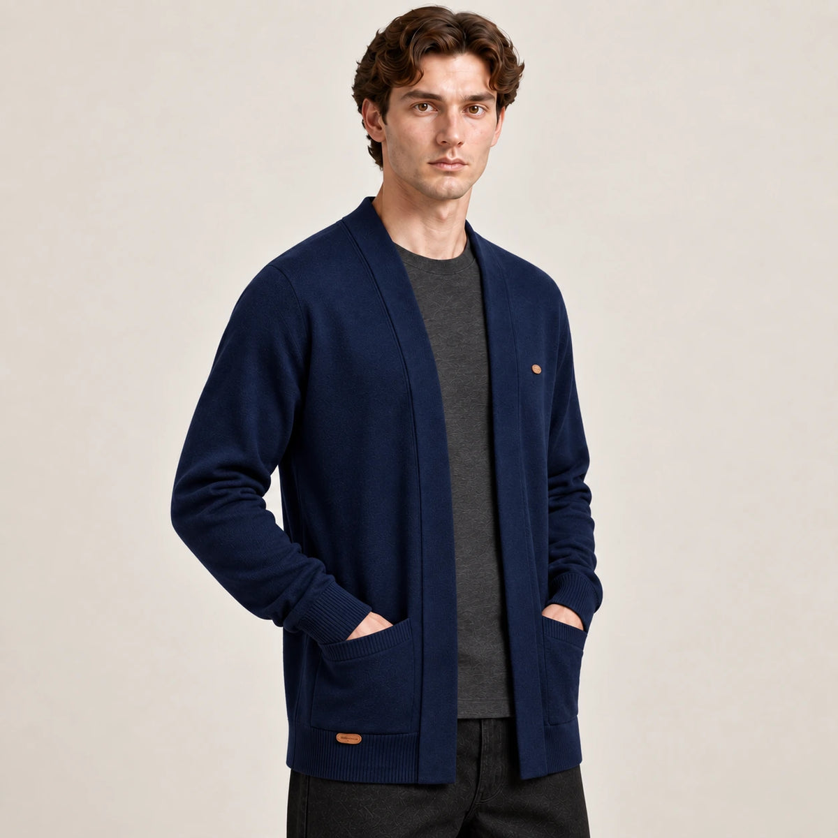 Cardigan ouvert bleu marine à col V en maille douce, vu de trois-quarts avant dans le studio IVAREE.