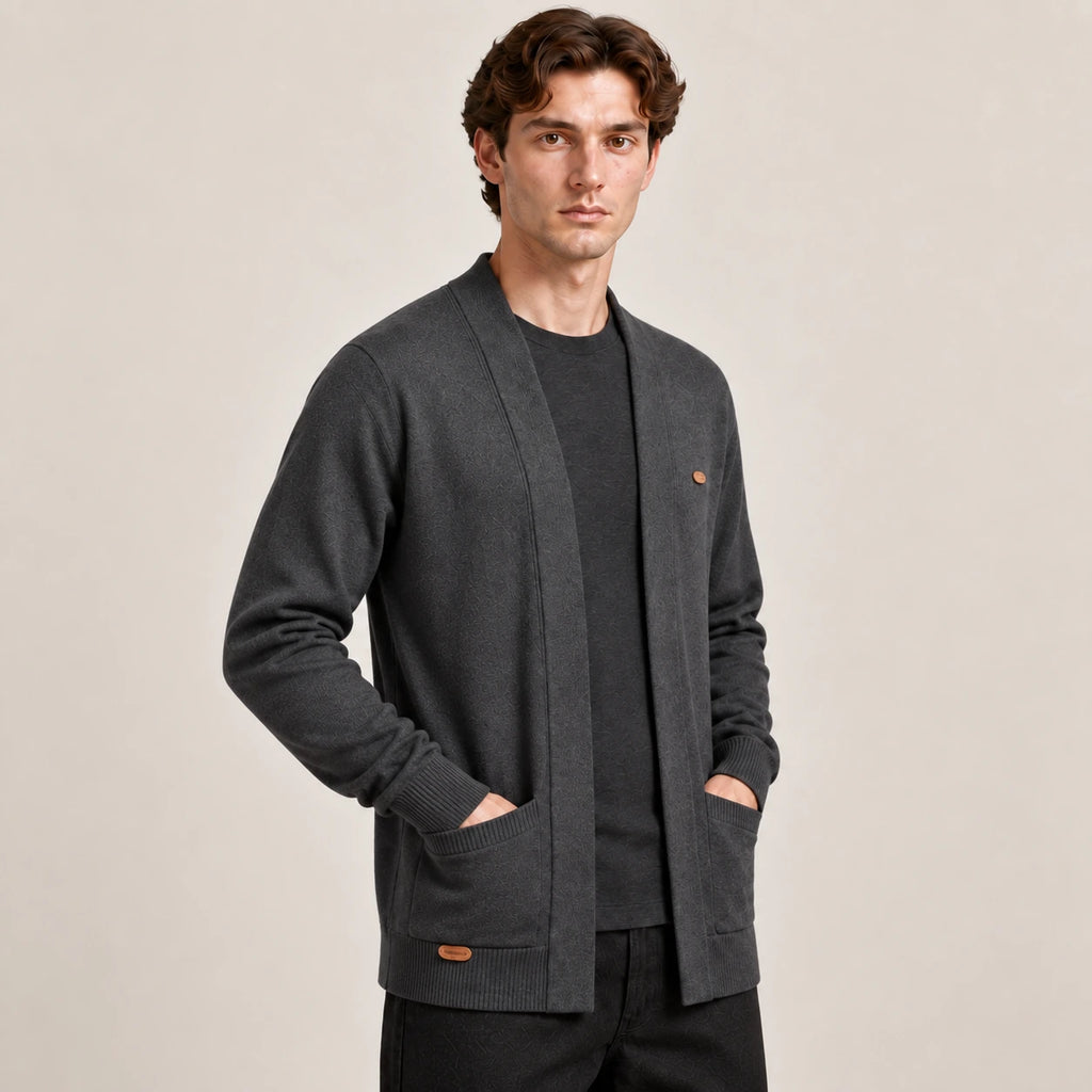 Cardigan ouvert gris foncé à col V en maille douce, vu de trois-quarts avant dans le studio IVAREE.
