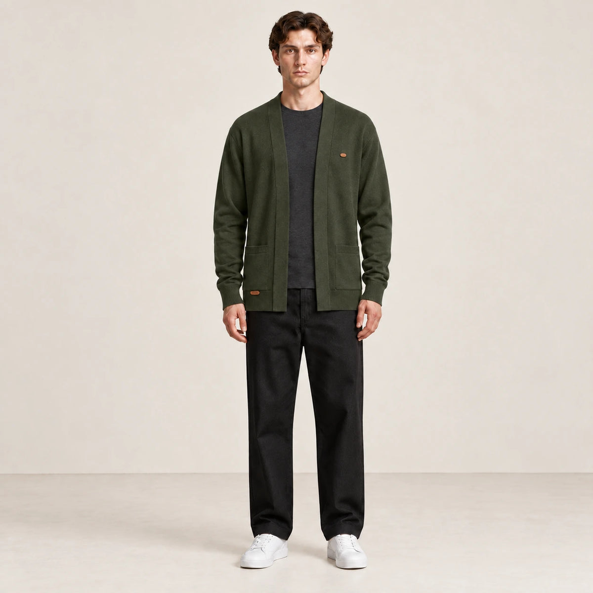 Cardigan ouvert vert foncé à col V en maille douce, porté de face dans le studio IVAREE.