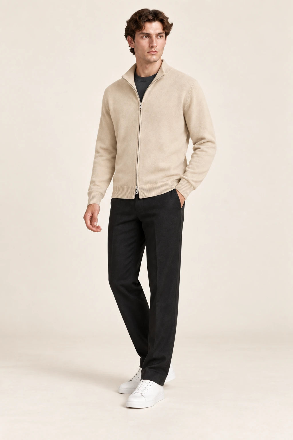 Cardigan beige en maille fine coupe slim, troisième vue en pose décalée dans le studio IVAREE.