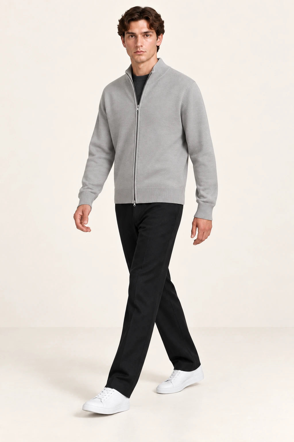 Cardigan gris clair en maille fine coupe slim, troisième vue en marche de trois-quarts dans le studio IVAREE.