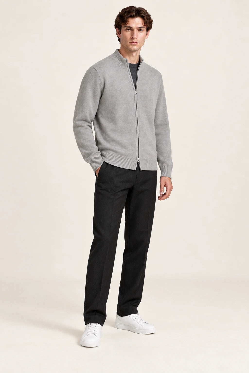Cardigan gris clair en maille fine coupe slim avec fermeture zippée, porté de trois-quarts dans le studio IVAREE.