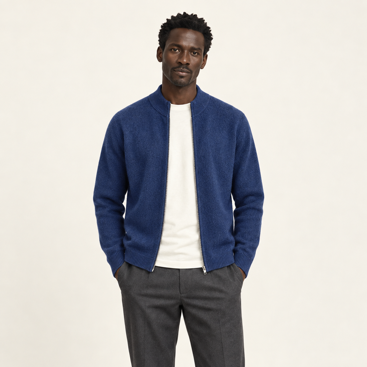 Cardigan zippé col montant bleu porté par un mannequin IVAREE, vue de face