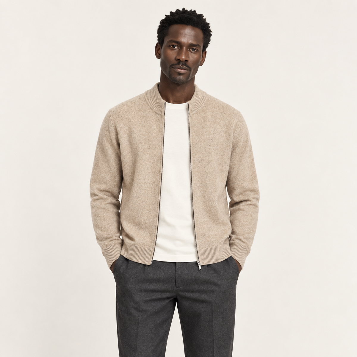 Cardigan zippé col montant camel porté par un mannequin IVAREE, vue de face