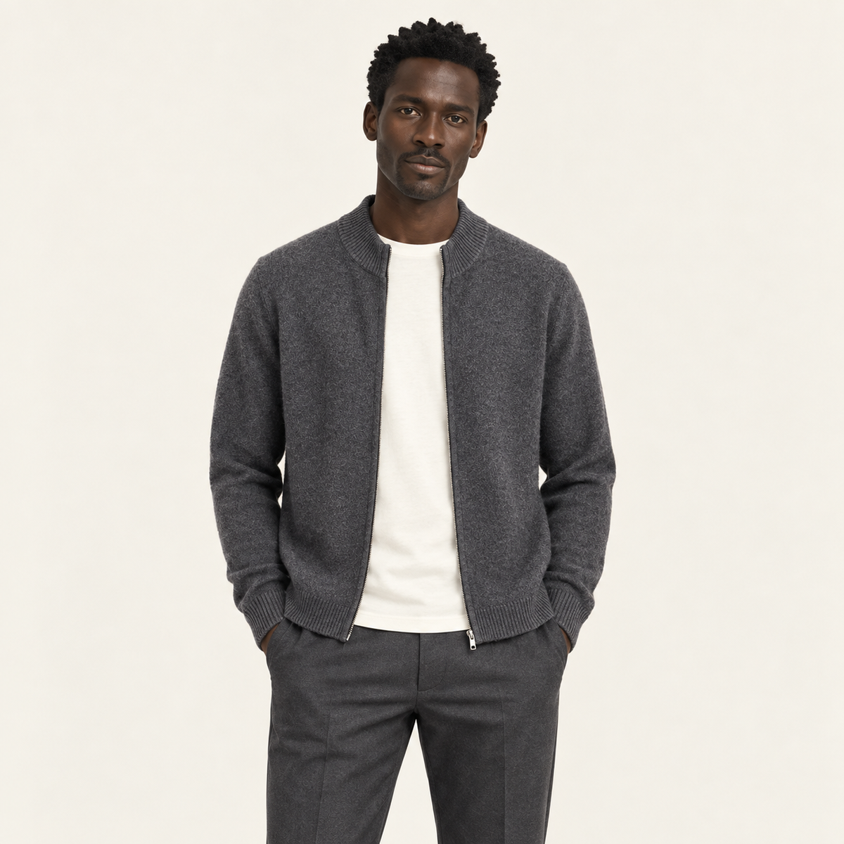 Cardigan zippé col montant gris foncé porté par un mannequin IVAREE, vue de face