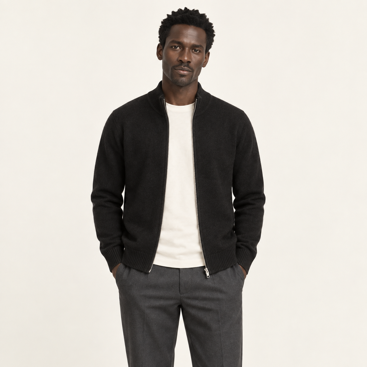 Cardigan zippé col montant noir porté par un mannequin IVAREE, vue de face