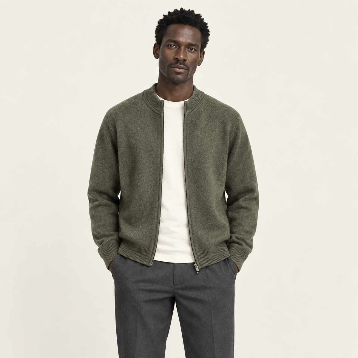 Cardigan zippé col montant vert olive porté par un mannequin IVAREE, vue de face
