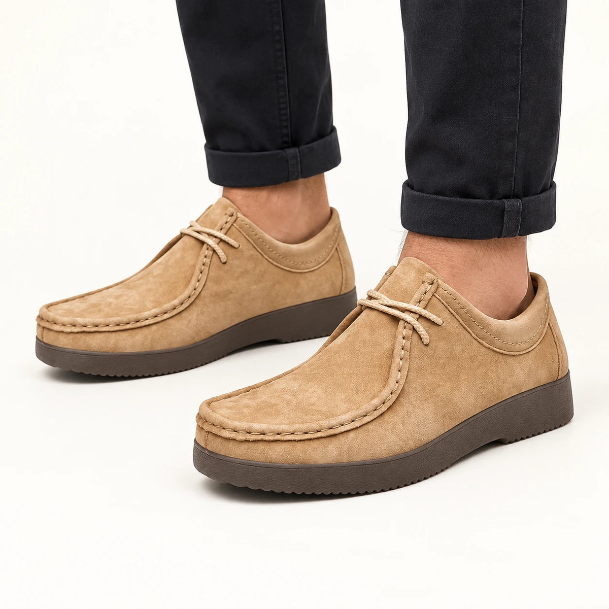 Chaussures casual en nubuck à lacets camel, pose-1 dans le studio IVAREE