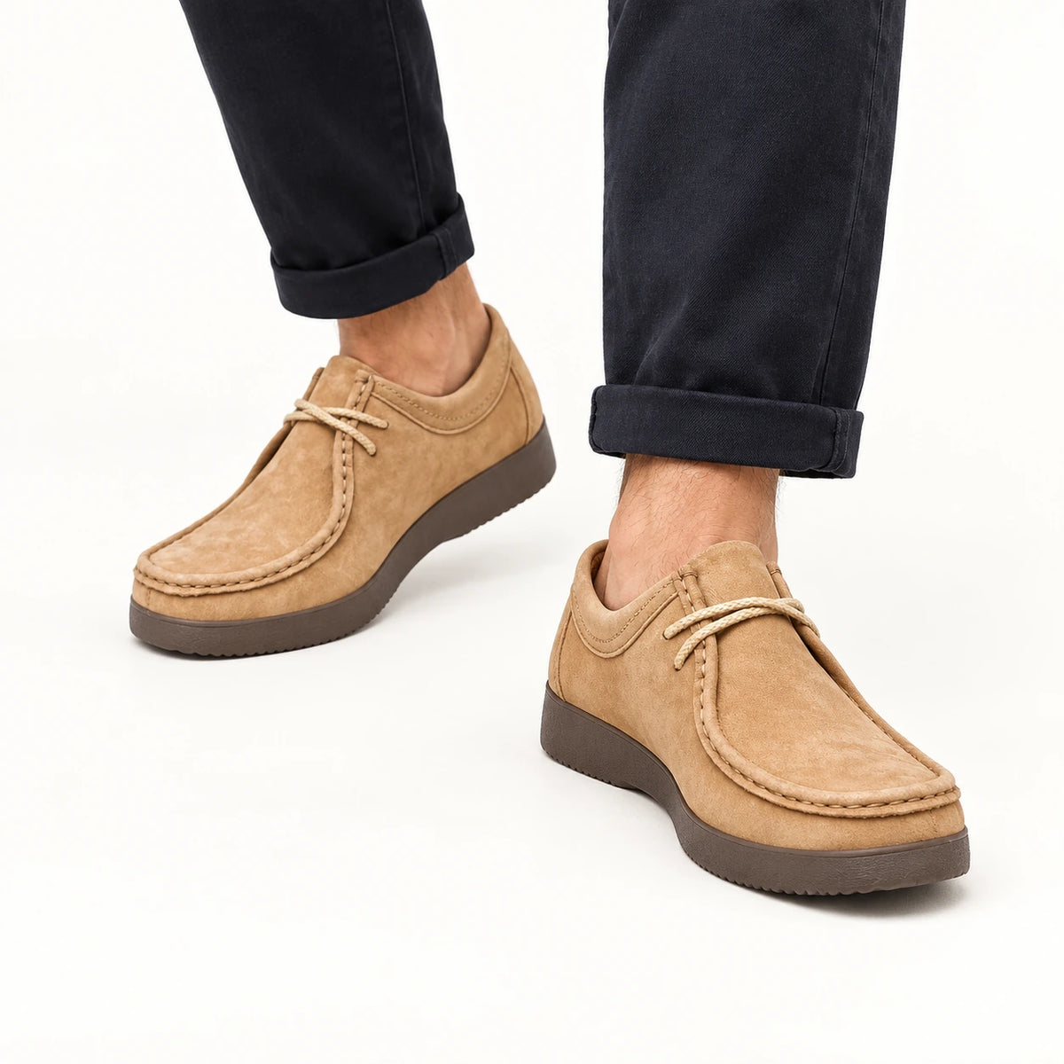 Chaussures casual en nubuck à lacets camel, pose-2 dans le studio IVAREE