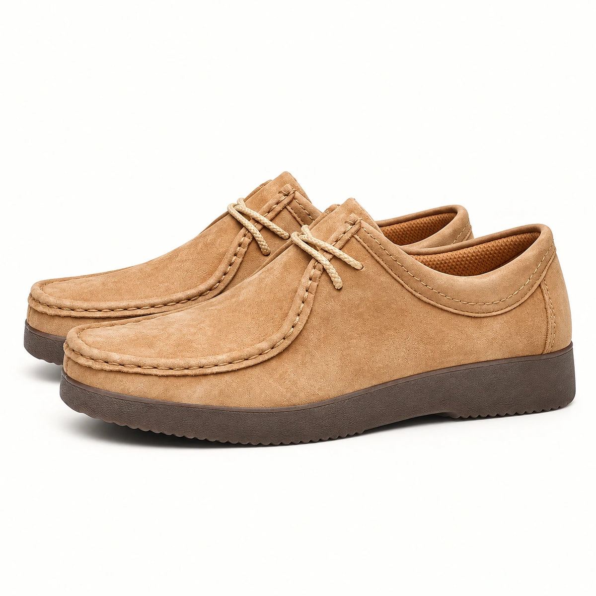 Chaussures casual en nubuck à lacets camel, profil dans le studio IVAREE