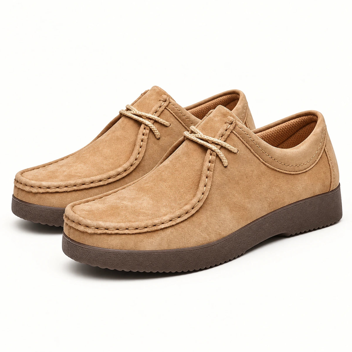 Chaussures casual en nubuck à lacets camel, trois-quarts dans le studio IVAREE