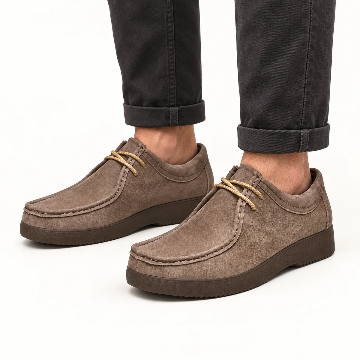 Chaussures casual en nubuck à lacets gris foncé, pose-1 dans le studio IVAREE