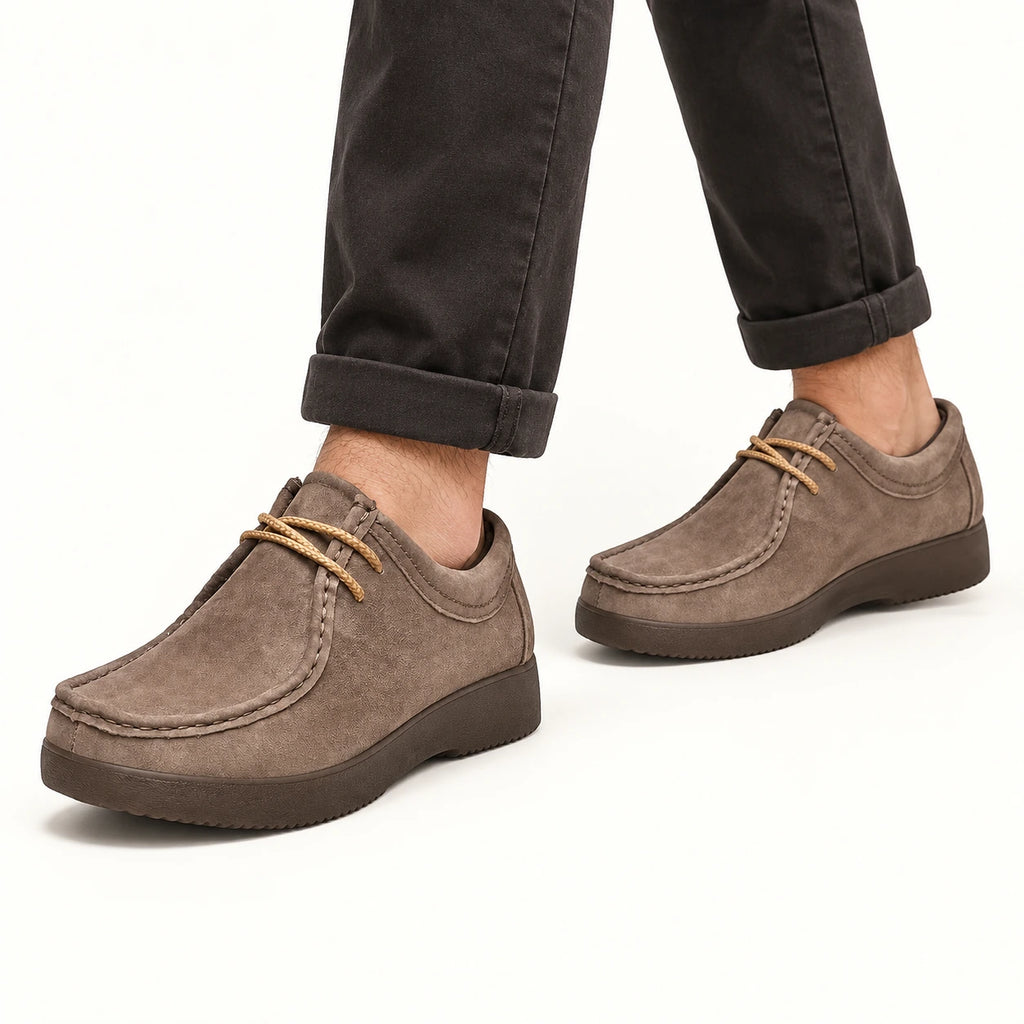 Chaussures casual en nubuck à lacets gris foncé, pose-2 dans le studio IVAREE