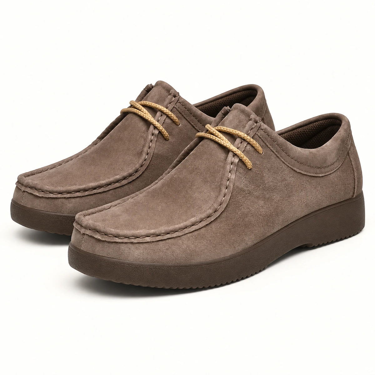 Chaussures casual en nubuck à lacets gris foncé, trois-quarts dans le studio IVAREE