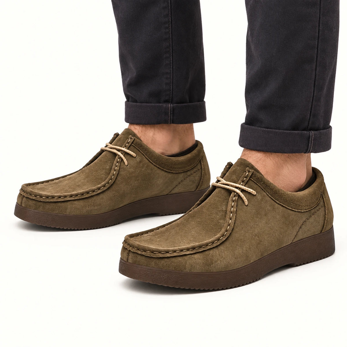 Chaussures casual en nubuck à lacets kaki, pose-1 dans le studio IVAREE