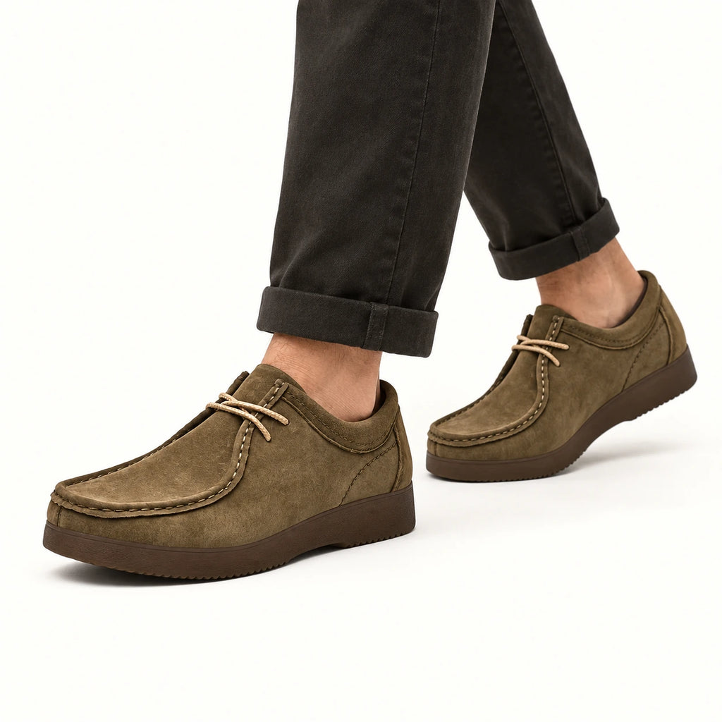 Chaussures casual en nubuck à lacets kaki, pose-2 dans le studio IVAREE